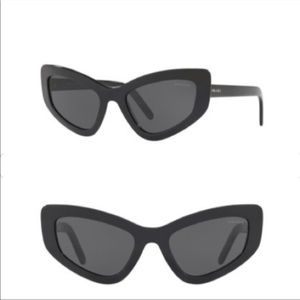 Prada Cat Eye Sunglasses🕶